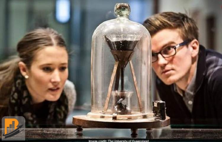 چکیدن قطرۀ قیر؛ طولانیترین آزمایش جهان که ممکن است 200 سال طول بکشد چکیدن قطرۀ قیر؛ طولانیترین آزمایش جهان که ممکن است 200 سال طول بکشد